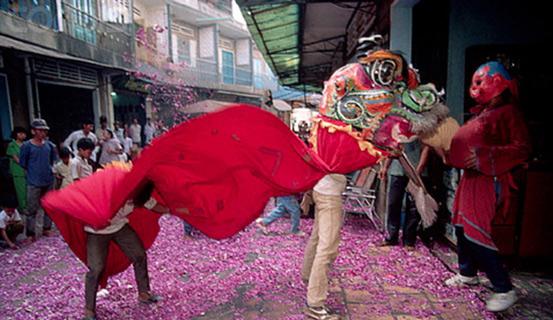 Tục đốt pháo trong đêm giao thừa | Tử Vi Cổ Học