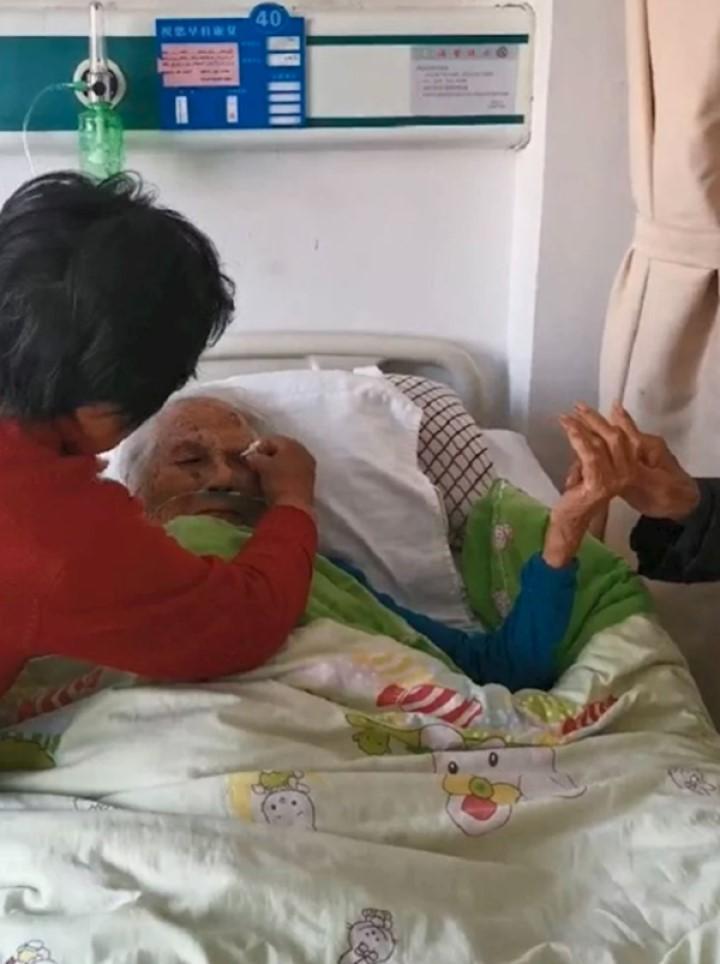 Em gái 97 tuổi khóc nức nở vì được anh trai 104 tuổi lặn lội tới thăm: Có lẽ đây là lần cuối | Tử Vi Cổ Học