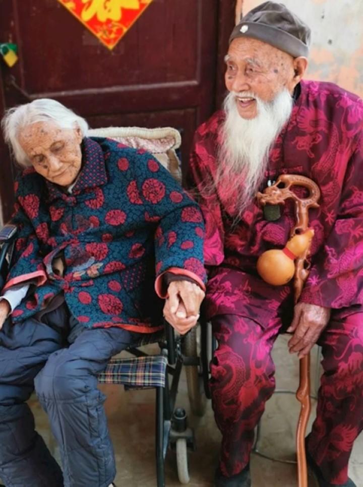 Em gái 97 tuổi khóc nức nở vì được anh trai 104 tuổi lặn lội tới thăm: Có lẽ đây là lần cuối | Tử Vi Cổ Học
